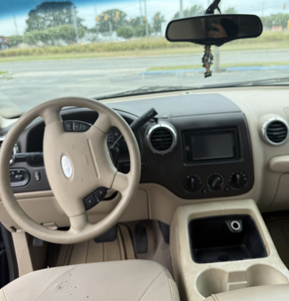 2004 Ford Expedition XLT's photo