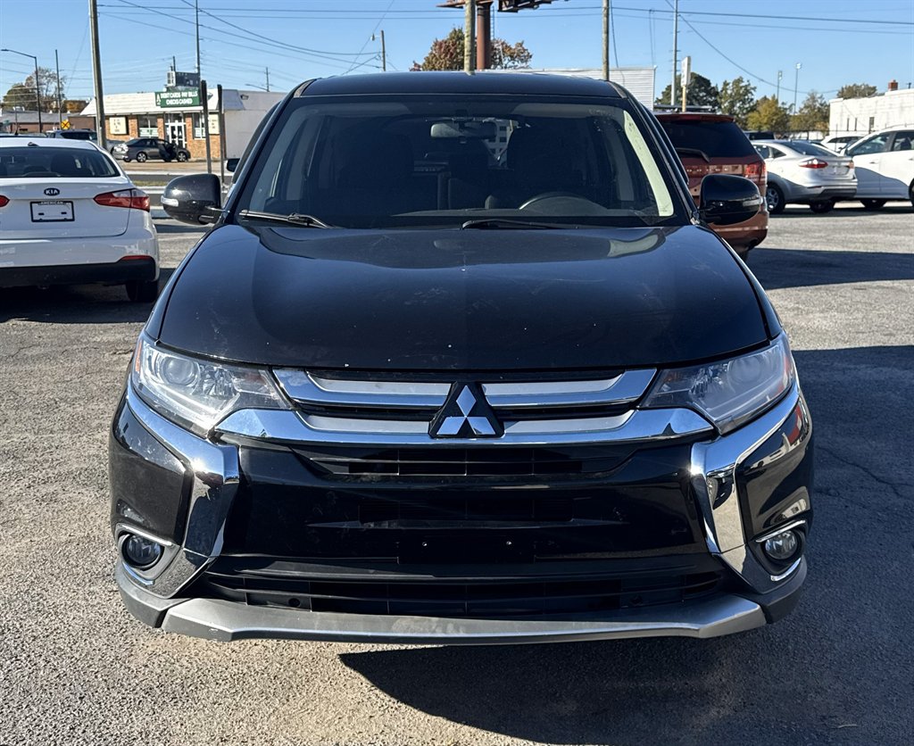 2016 Mitsubishi Outlander SE's photo